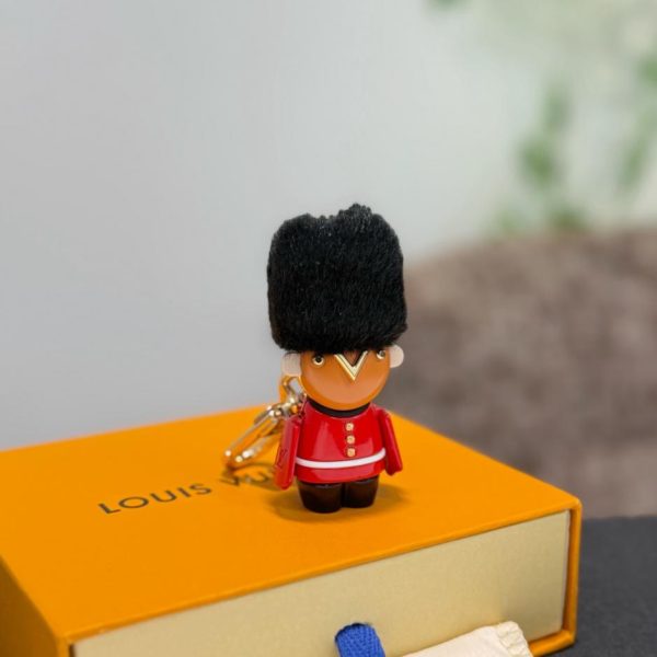 replica,repliche,fake,1:1,earrings,bracelet,ring,jewelry Nuovo portachiavi Louis Vuitton Vivian con statuetta del cavaliere girasole M1990 (2Z45HA)