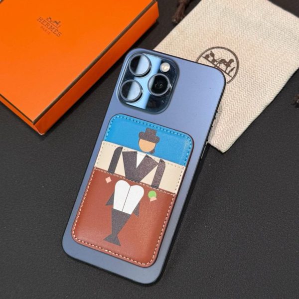 replica,repliche,fake,1:1,earrings,bracelet,ring,jewelry Nuova confezione Hermès: porta carte magnetico MagSafe “Denim” di HERMES (M5LISW)