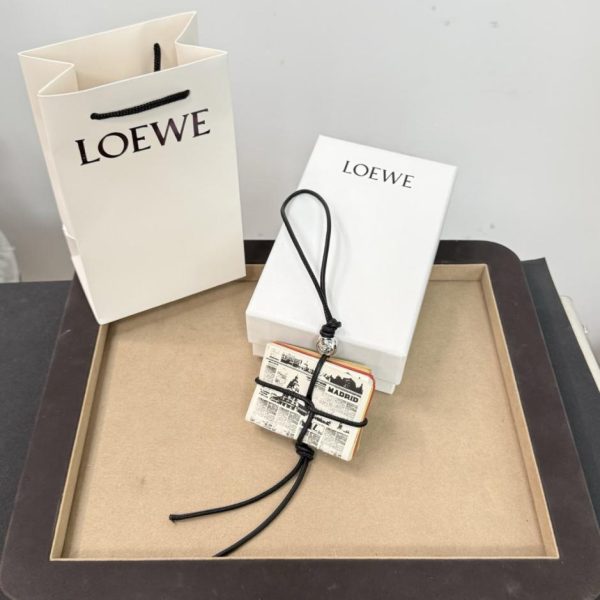 replica,repliche,fake,1:1,earrings,bracelet,ring,jewelry Nuovo ciondolo Loewe in pelle di vitello con motivo a giornale, cinturino in pelle di vitello e dadi Pebble (3KWMRK).
