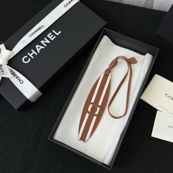 replica,repliche,fake,1:1,earrings,bracelet,ring,jewelry Charm Chanel in pelle a forma di tavola da surf con classico logo a doppia C (105NQ3)