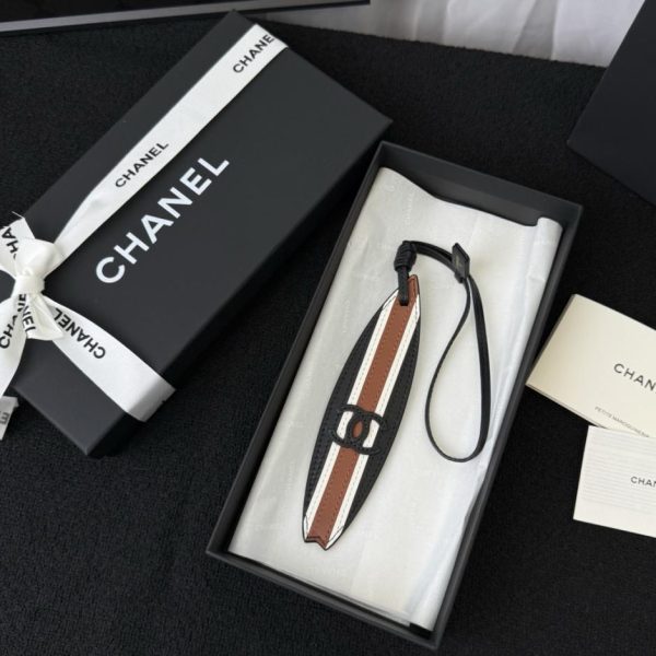 replica,repliche,fake,1:1,earrings,bracelet,ring,jewelry Charm Chanel in pelle a forma di tavola da surf con classico logo a doppia C (A1Y7IW)