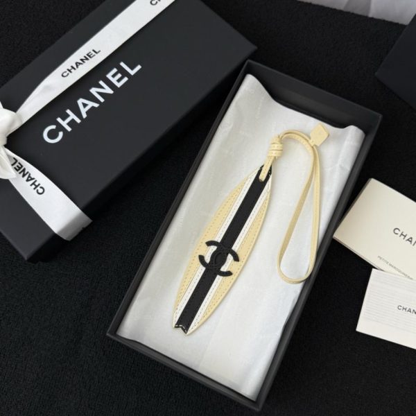 replica,repliche,fake,1:1,earrings,bracelet,ring,jewelry Charm Chanel in pelle a forma di tavola da surf con classico logo a doppia C (NA6MO9)