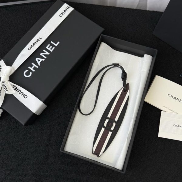 replica,repliche,fake,1:1,earrings,bracelet,ring,jewelry Charm Chanel in pelle a forma di tavola da surf con il classico logo a doppia C (QEGSJD).