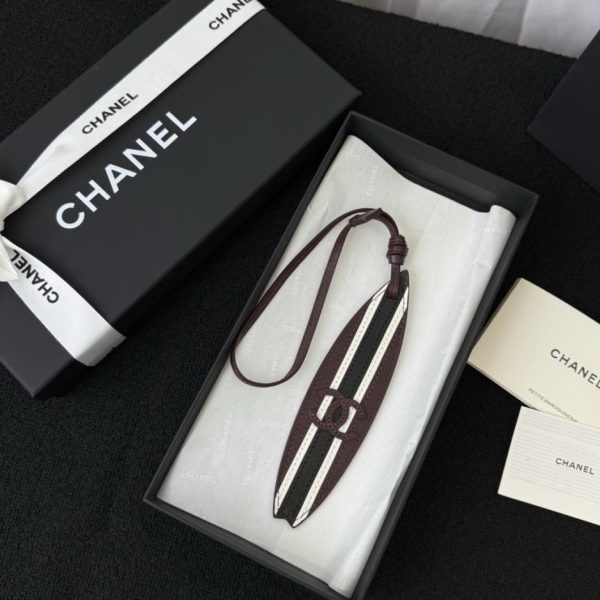 replica,repliche,fake,1:1,earrings,bracelet,ring,jewelry Charm Chanel in pelle a forma di tavola da surf con classico logo a doppia C (T6C31I)