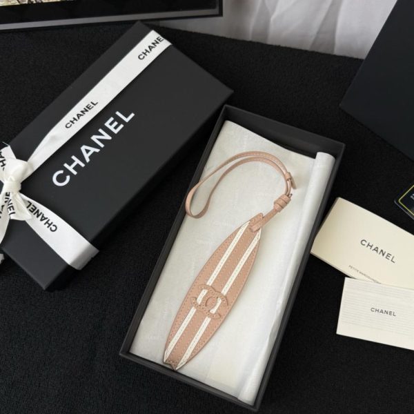 replica,repliche,fake,1:1,earrings,bracelet,ring,jewelry Charm Chanel in pelle a forma di tavola da surf con il classico logo a doppia C (YELUT0).