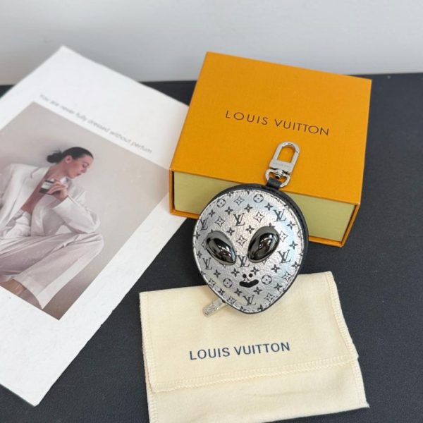 replica,repliche,fake,1:1,earrings,bracelet,ring,jewelry Nuovo prodotto M02429 Ciondolo per custodia cuffie Louis Vuitton Alien (SIV43X)
