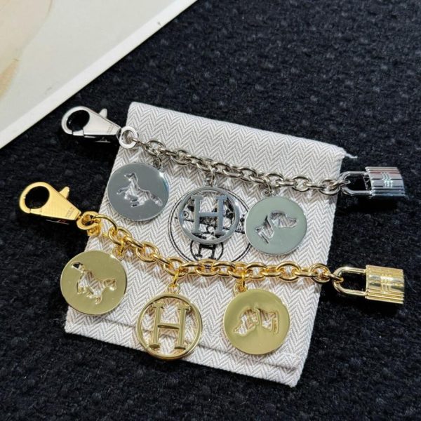 replica,repliche,fake,1:1,earrings,bracelet,ring,jewelry Catena per borsa Hermès con testa di cane e lettera H a forma di cavallo (C0V451)