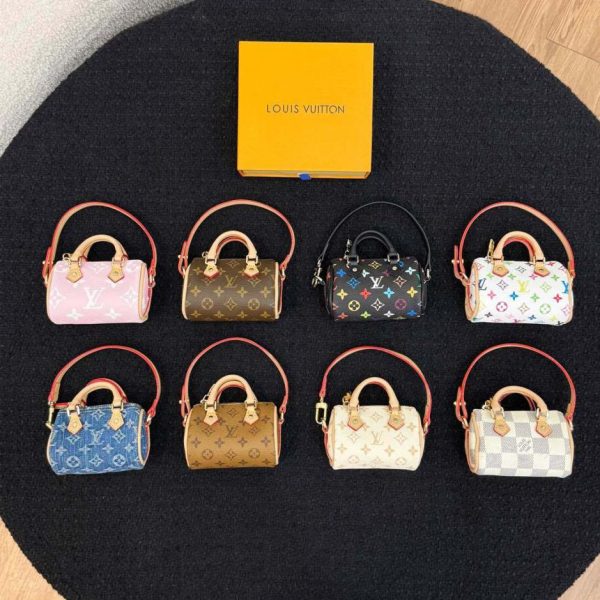 replica,repliche,fake,1:1,earrings,bracelet,ring,jewelry Nuova borsa LV con ciondolo a forma di cuscino, accessorio Speedmonogram, M01882(Y9XBGQ)