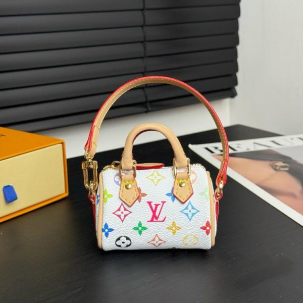 replica,repliche,fake,1:1,earrings,bracelet,ring,jewelry Nuova versione del ciondolo a forma di cuscino per borsa LV (AC99R9)