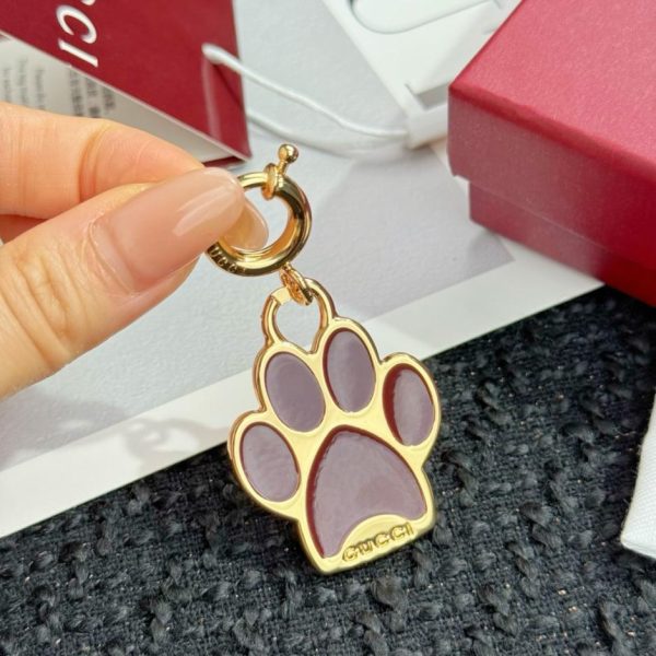 replica,repliche,fake,1:1,earrings,bracelet,ring,jewelry Nuovo portachiavi Gucci a forma di zampa di cane (4IMIFG)