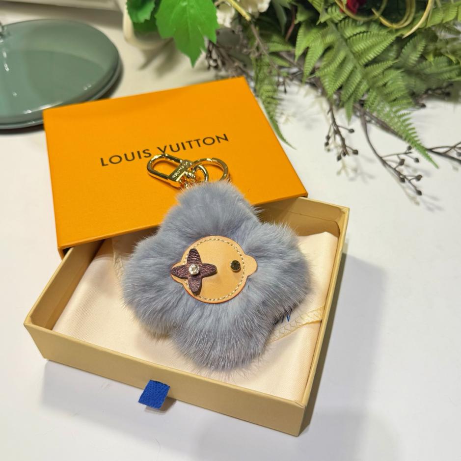 replica,repliche,fake,1:1,earrings,bracelet,ring,jewelry Portachiavi/ciondolo per borsa LOUIS VUITTON in pelliccia di visone con pompon, nuovo stile VIVIENNE FUR Girasole in peluche con pompon (LN06XD) replica,repliche,fake,1:1,earrings,bracelet,ring,jewelry Portachiavi/ciondolo per borsa LOUIS VUITTON in pelliccia di visone con pompon, nuovo stile VIVIENNE FUR Girasole in peluche con pompon (LN06XD)