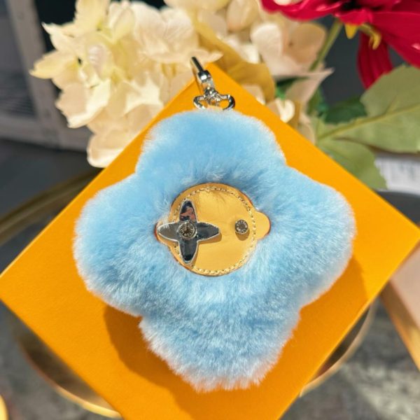 replica,repliche,fake,1:1,earrings,bracelet,ring,jewelry Nuovo arrivo: portachiavi/ciondolo per borsa LOUIS VUITTON VIVIENNE SHEARLING con pompon a forma di girasole (4DB0D0)