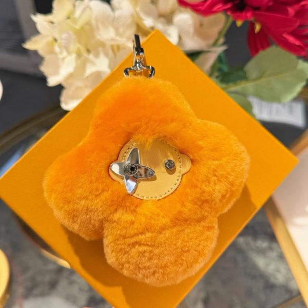 replica,repliche,fake,1:1,earrings,bracelet,ring,jewelry Nuovo arrivo: portachiavi/ciondolo per borsa LOUIS VUITTON VIVIENNE SHEARLING con pompon a forma di girasole (4IRW4C)