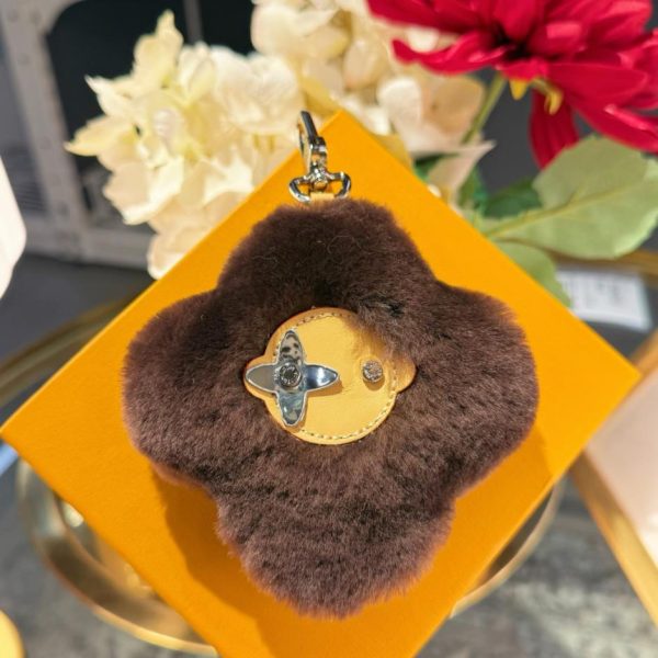 replica,repliche,fake,1:1,earrings,bracelet,ring,jewelry Nuovo arrivo: portachiavi/ciondolo per borsa LOUIS VUITTON VIVIENNE SHEARLING con pompon a forma di girasole (5N06RD)