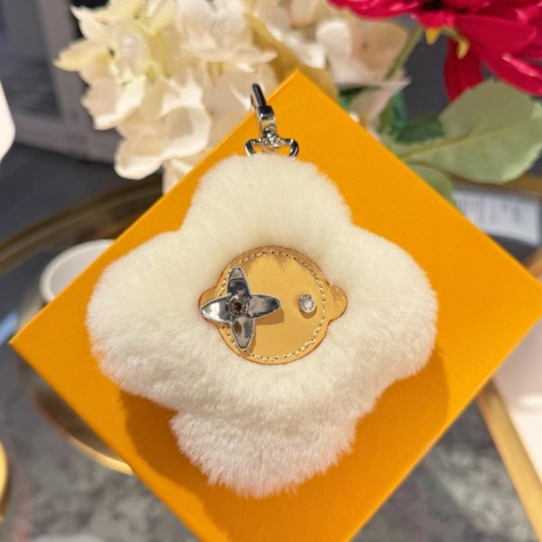 replica,repliche,fake,1:1,earrings,bracelet,ring,jewelry Nuovo arrivo: portachiavi/ciondolo per borsa LOUIS VUITTON VIVIENNE SHEARLING con pompon a forma di girasole (ANU83B)