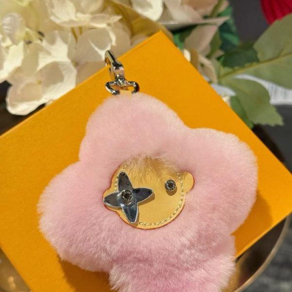 replica,repliche,fake,1:1,earrings,bracelet,ring,jewelry Nuovo arrivo: portachiavi/ciondolo per borsa LOUIS VUITTON VIVIENNE SHEARLING con pompon a forma di girasole (B2HXTU)
