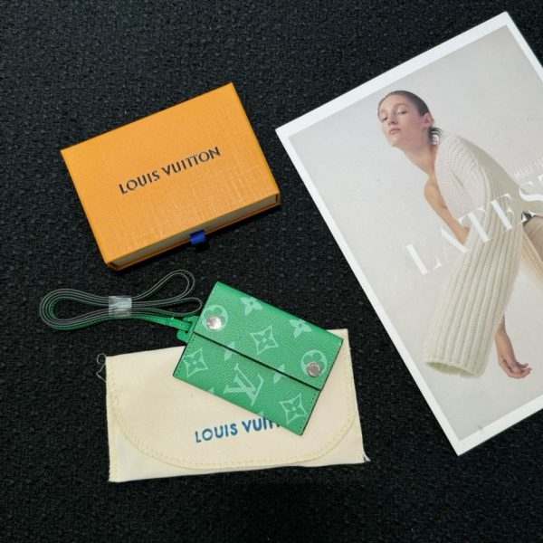replica,repliche,fake,1:1,earrings,bracelet,ring,jewelry Nuovo prodotto M83153LV porta biglietti da visita con cordino (1FRR44)