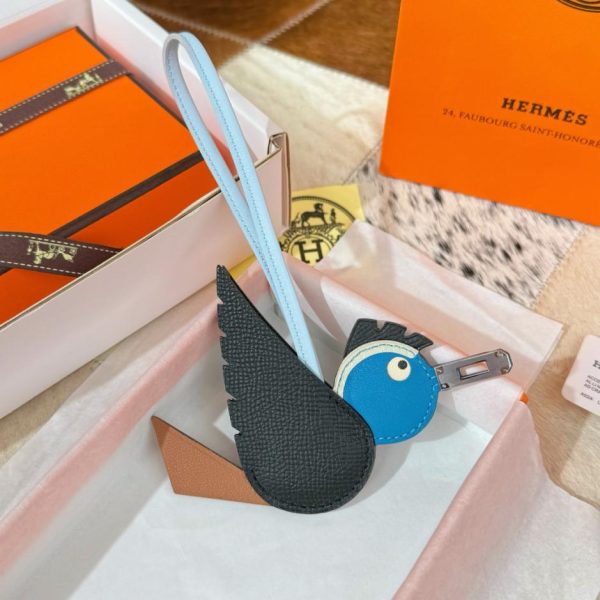 replica,repliche,fake,1:1,earrings,bracelet,ring,jewelry Nuovo charm Hermes a forma di uccello, ciondolo per borsa Hermes a forma di uccello, ornamento per borsa, portachiavi (GENREB)