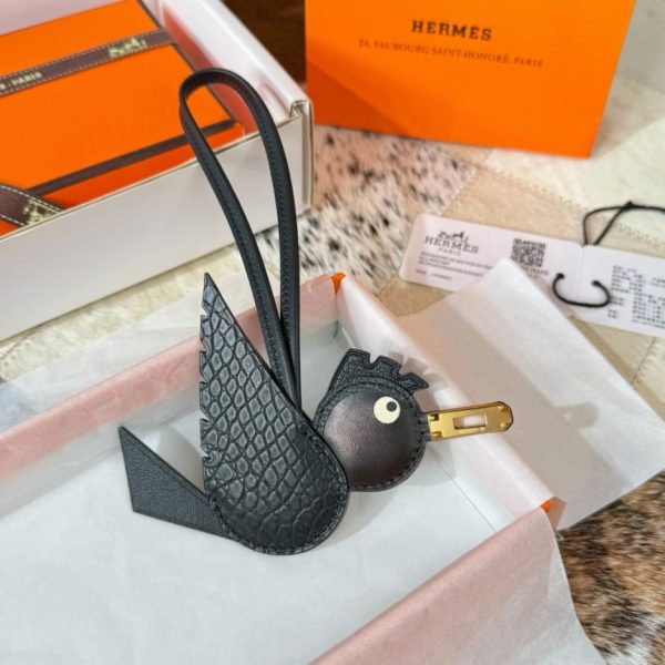 replica,repliche,fake,1:1,earrings,bracelet,ring,jewelry Nuovo charm Hermes a forma di uccello per la borsa Hermes in coccodrillo e con motivo a uccello (1U1ADV)