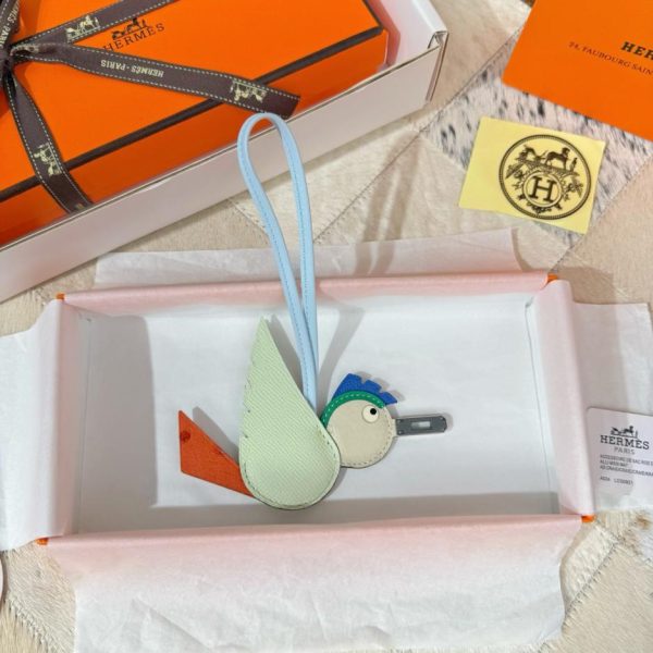 replica,repliche,fake,1:1,earrings,bracelet,ring,jewelry Nuovo charm Hermes a forma di uccello per la borsa Hermes in coccodrillo e con motivo a uccello (297L8N)