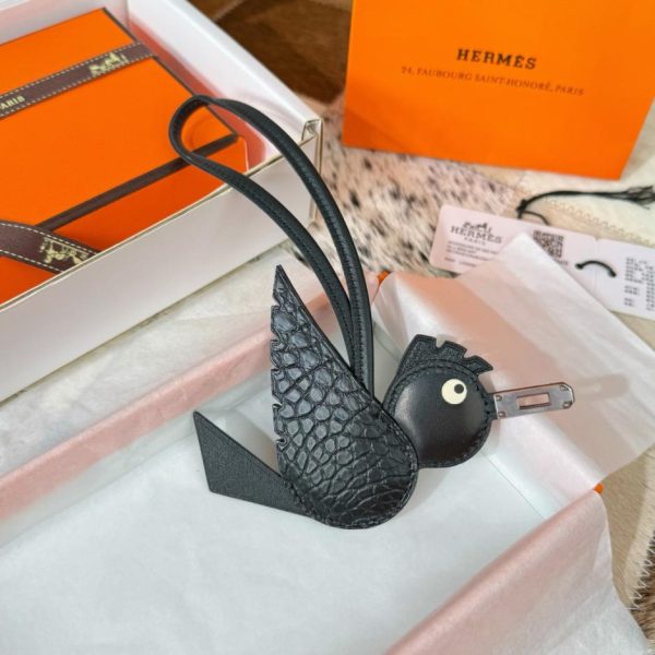 replica,repliche,fake,1:1,earrings,bracelet,ring,jewelry Nuovo charm Hermes Bird, un piccolo charm a forma di uccellino e coccodrillo per borse Hermes (4OV5JD)