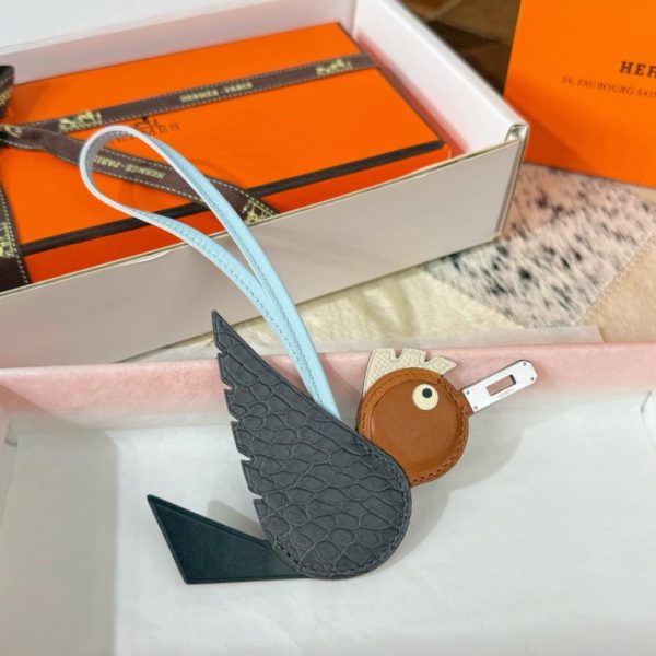 replica,repliche,fake,1:1,earrings,bracelet,ring,jewelry Nuovo charm Hermes a forma di uccello per la borsa Hermes in coccodrillo e con motivo a uccello (7C8058)