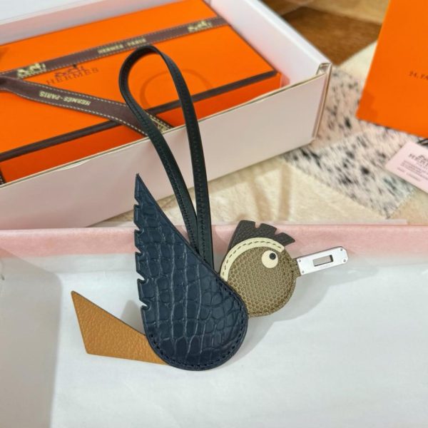 replica,repliche,fake,1:1,earrings,bracelet,ring,jewelry Nuovo charm Hermes a forma di uccello per la borsa Hermes in coccodrillo e con motivo a uccello (7D1C1E)
