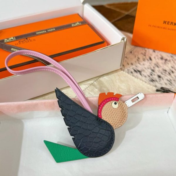 replica,repliche,fake,1:1,earrings,bracelet,ring,jewelry Nuovo charm Hermes a forma di uccello per la borsa Hermes in coccodrillo e con motivo a uccello (9M02QH)