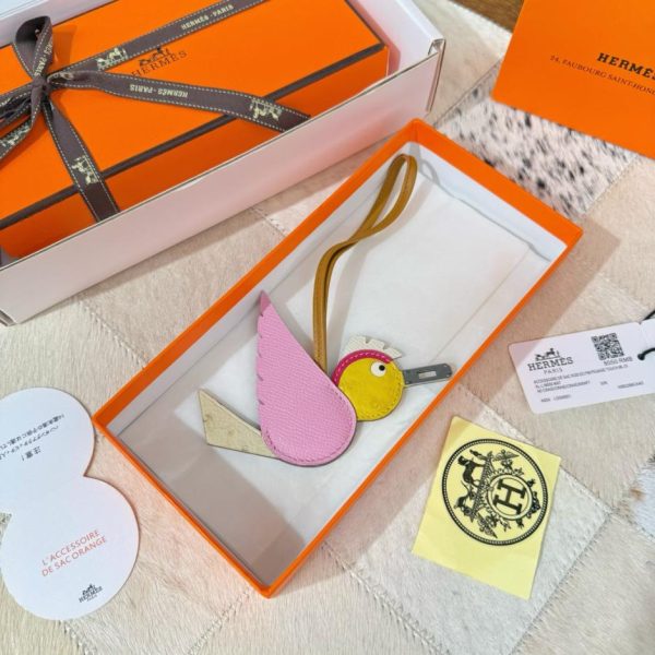 replica,repliche,fake,1:1,earrings,bracelet,ring,jewelry Nuovo charm Hermes a forma di uccello per la borsa Hermes in coccodrillo e con motivo a uccello (9UC7KJ)