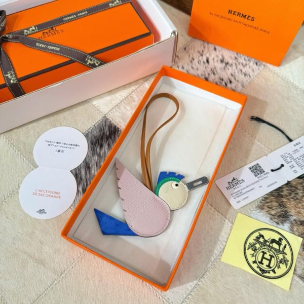 replica,repliche,fake,1:1,earrings,bracelet,ring,jewelry Nuovo charm Hermes a forma di uccello per la borsa Hermes in coccodrillo e con motivo a uccello (E9B7H7)