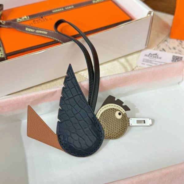 replica,repliche,fake,1:1,earrings,bracelet,ring,jewelry Nuovo charm Hermes a forma di uccello per la borsa Hermes in coccodrillo e con motivo a uccello (K8GRQL)