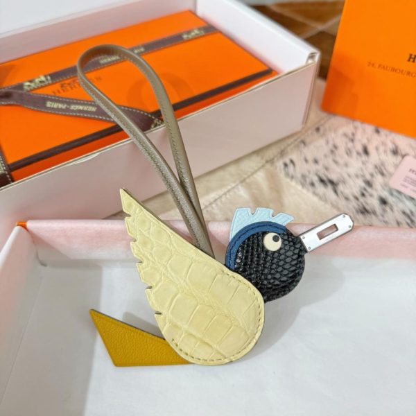 replica,repliche,fake,1:1,earrings,bracelet,ring,jewelry Nuovo charm Hermes a forma di uccello per la borsa Hermes in coccodrillo e con motivo a uccello (MGDM20)
