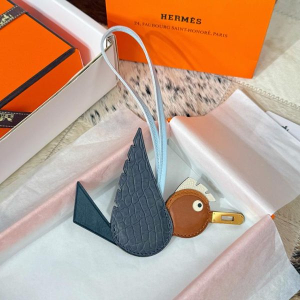 replica,repliche,fake,1:1,earrings,bracelet,ring,jewelry Nuovo charm Hermes a forma di uccello per la borsa Hermes in coccodrillo e con motivo a uccello (R7J9XZ)