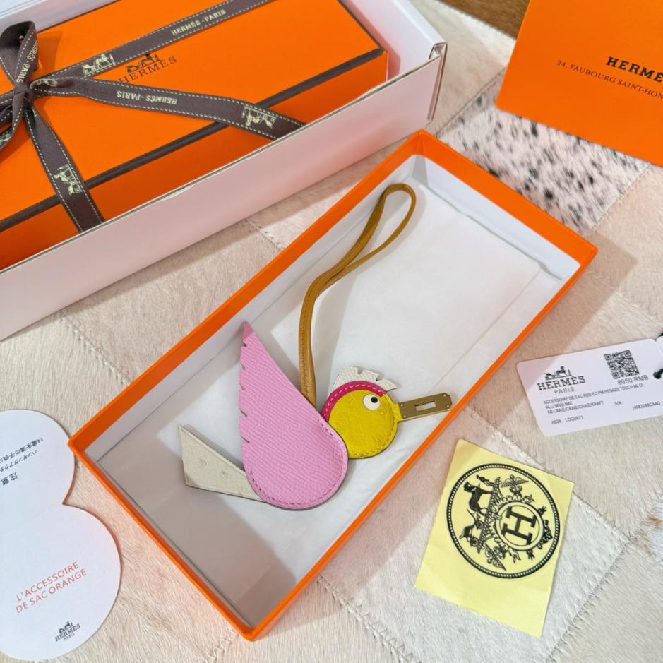 replica,repliche,fake,1:1,earrings,bracelet,ring,jewelry Nuovo charm Hermes a forma di uccello per la borsa Hermes in coccodrillo e con motivo a uccello (UDHV91) replica,repliche,fake,1:1,earrings,bracelet,ring,jewelry Nuovo charm Hermes a forma di uccello per la borsa Hermes in coccodrillo e con motivo a uccello (UDHV91)