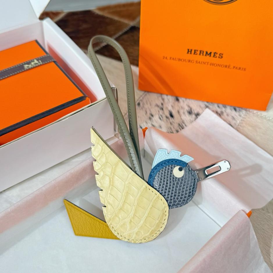 replica,repliche,fake,1:1,earrings,bracelet,ring,jewelry Nuovo charm Hermes a forma di uccello per la borsa Hermes in coccodrillo e con motivo a uccello (WE9XTL) replica,repliche,fake,1:1,earrings,bracelet,ring,jewelry Nuovo charm Hermes a forma di uccello per la borsa Hermes in coccodrillo e con motivo a uccello (WE9XTL)