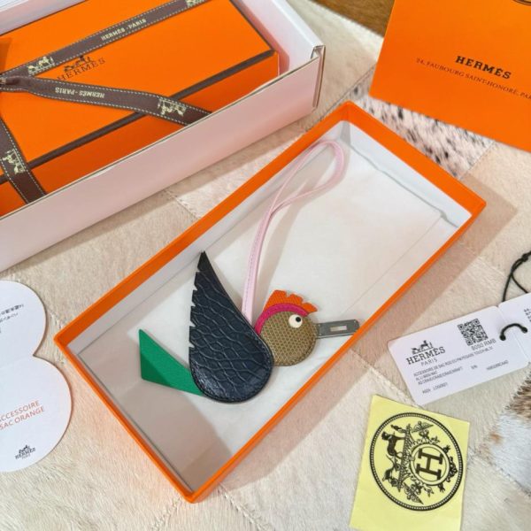 replica,repliche,fake,1:1,earrings,bracelet,ring,jewelry Nuovo charm Hermes a forma di uccello per la borsa Hermes in coccodrillo e con motivo a uccello (XD4X33)