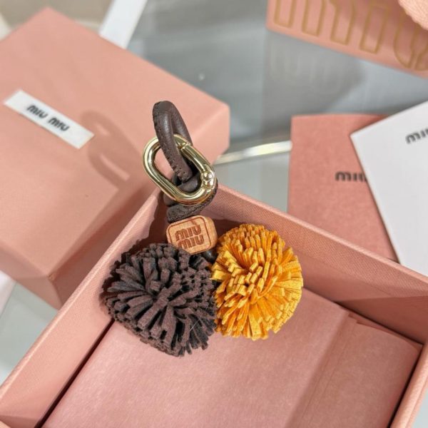 replica,repliche,fake,1:1,earrings,bracelet,ring,jewelry Ciondolo a forma di fiore MIUMIU per borsa, medio (8BJ1R3)