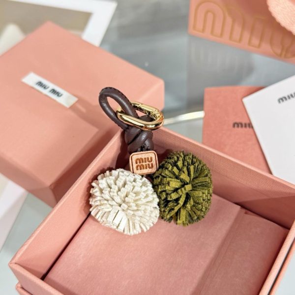 replica,repliche,fake,1:1,earrings,bracelet,ring,jewelry Ciondolo a forma di fiore MIUMIU per borsa, misura media (FZQAVG)