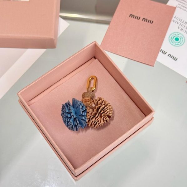 replica,repliche,fake,1:1,earrings,bracelet,ring,jewelry Ciondolo a forma di fiore MIUMIU per borsa (43HMV9)