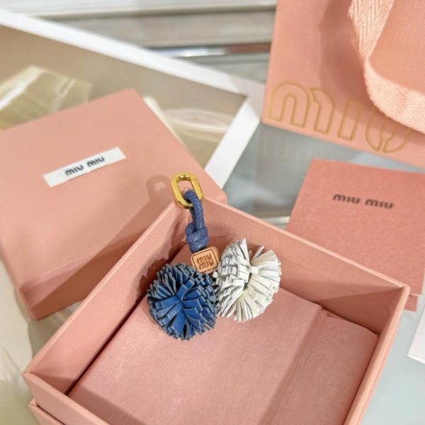 replica,repliche,fake,1:1,earrings,bracelet,ring,jewelry Ciondolo a forma di fiore MIUMIU per borsa (8FFZ44)