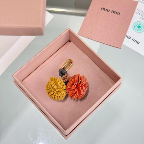 replica,repliche,fake,1:1,earrings,bracelet,ring,jewelry Ciondolo a forma di fiore MIUMIU per borsa (8WI1Z7)