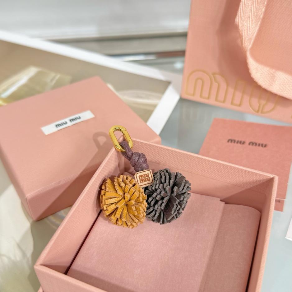 replica,repliche,fake,1:1,earrings,bracelet,ring,jewelry Ciondolo a forma di fiore MIUMIU per borsa (CIWZIM) replica,repliche,fake,1:1,earrings,bracelet,ring,jewelry Ciondolo a forma di fiore MIUMIU per borsa (CIWZIM)