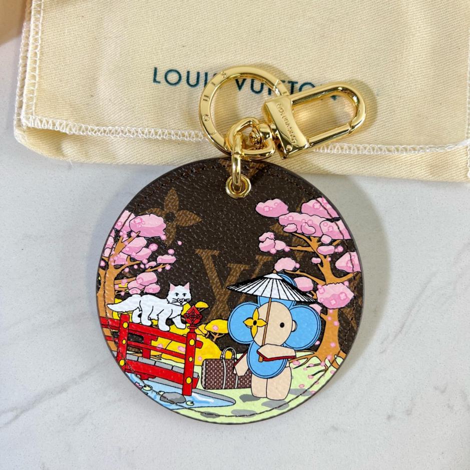 replica,repliche,fake,1:1,earrings,bracelet,ring,jewelry Portachiavi LV, ciondolo rotondo, portachiavi rotondo M00499ILLUSTRE JAPANESE GARDEN XMAS bag charm (SHIMSY) replica,repliche,fake,1:1,earrings,bracelet,ring,jewelry Portachiavi LV, ciondolo rotondo, portachiavi rotondo M00499ILLUSTRE JAPANESE GARDEN XMAS bag charm (SHIMSY)