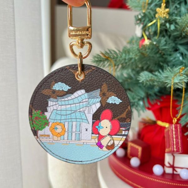 replica,repliche,fake,1:1,earrings,bracelet,ring,jewelry Portachiavi rotondo della collezione natalizia LV Illustre Xmas Seoul Accessori per borse e portachiavi (0T5BLU)