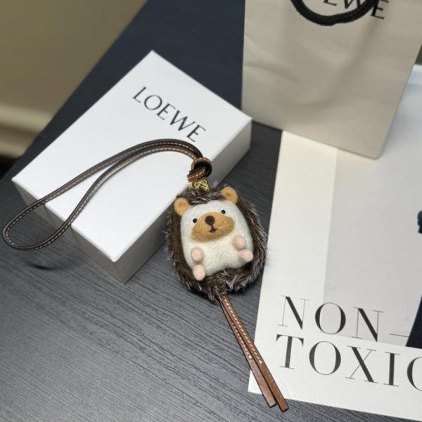 replica,repliche,fake,1:1,earrings,bracelet,ring,jewelry Nuovo arrivo: Ciondolo Loewe a forma di riccio in feltro e pelle di vacchetta (5A2SBI)
