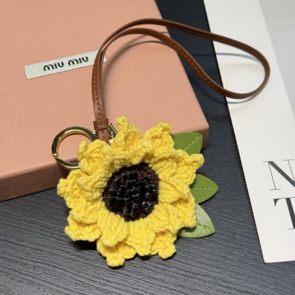 replica,repliche,fake,1:1,earrings,bracelet,ring,jewelry Nuovo ciondolo a forma di fiore all’uncinetto in edizione limitata di Miu Miu (D55QAL)