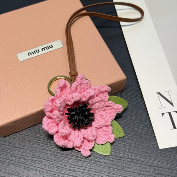 replica,repliche,fake,1:1,earrings,bracelet,ring,jewelry Nuovo ciondolo a forma di fiore all’uncinetto in edizione limitata di Miu Miu (W51UOT)