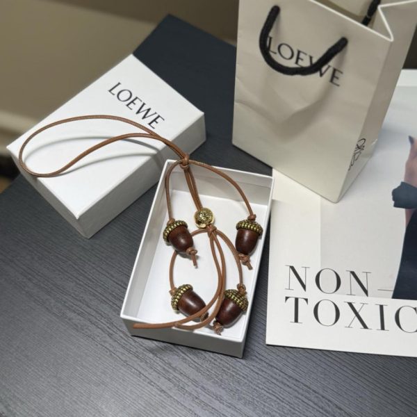 replica,repliche,fake,1:1,earrings,bracelet,ring,jewelry Nuovo ciondolo Loewe a forma di nocciola portafortuna (IKSWCO)