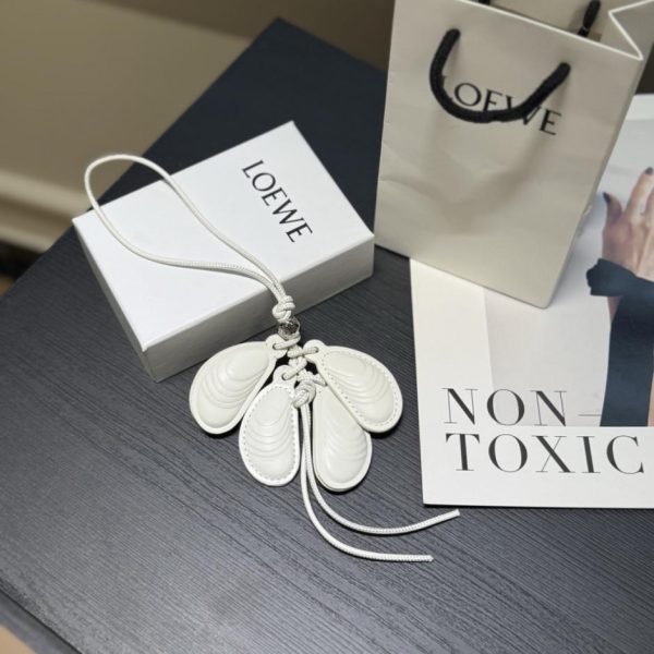 replica,repliche,fake,1:1,earrings,bracelet,ring,jewelry Nuovo ciondolo Loewe in madreperla (2H33WF)