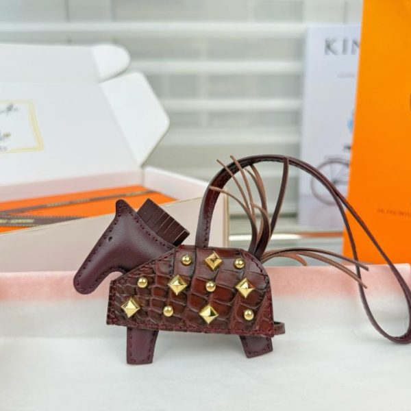 replica,repliche,fake,1:1,earrings,bracelet,ring,jewelry Nuova versione top di gamma, nuovo stile, pregiata pelle di coccodrillo, design con borchie a forma di pony, hardware interamente in acciaio, charm/portachiavi HERMES Rodeo Robeo Coeur per borsa a forma di pony (ND74M0)